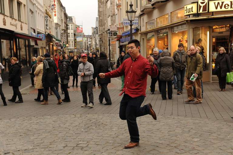 chinesische Tanzperformance auf dem Bonner Marktplatz