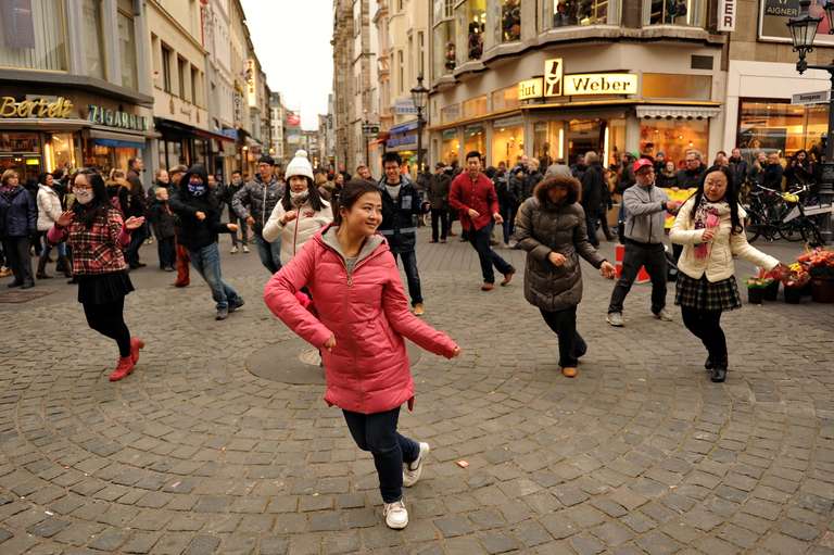 chinesische Tanzperformance auf dem Bonner Marktplatz