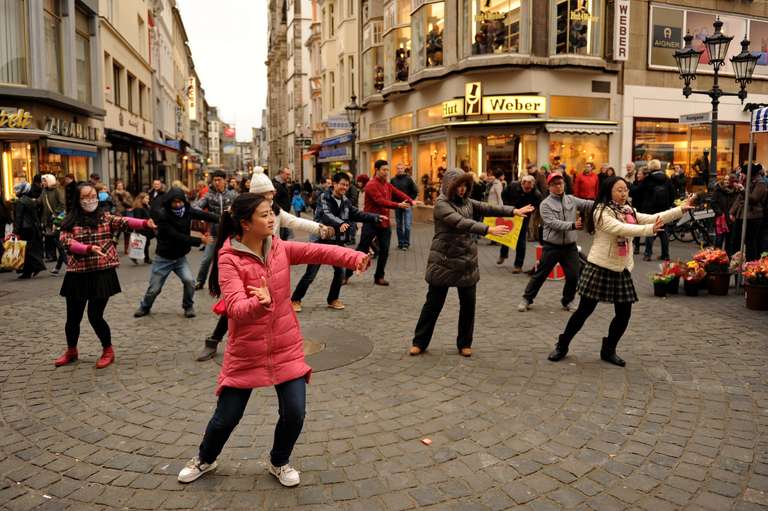 chinesische Tanzperformance auf dem Bonner Marktplatz