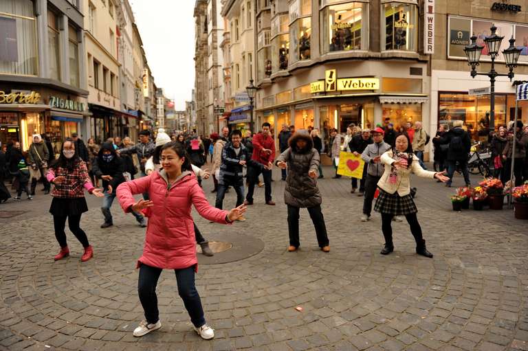 chinesische Tanzperformance auf dem Bonner Marktplatz